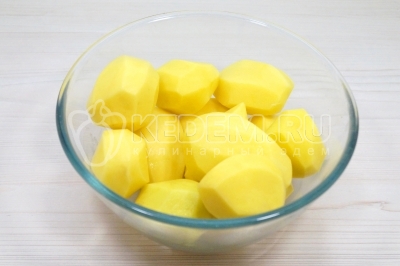 Чтобы приготовить вкусный отварной картофель со сливочным маслом и укропом, нужно 500 грамм картофеля очистить.