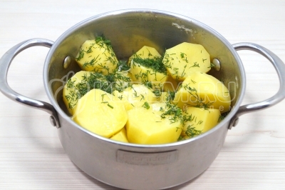 Слить воду с картофеля. В кастрюлю с горячей картошкой добавить сливочное масло, укроп и 1/2 чайной ложки соли. Аккуратно потрясти кастрюлю.