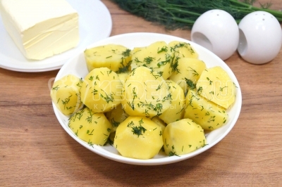 Отварной картофель со сливочным маслом и укропом готов. Выложить на блюдо и подавать к столу.