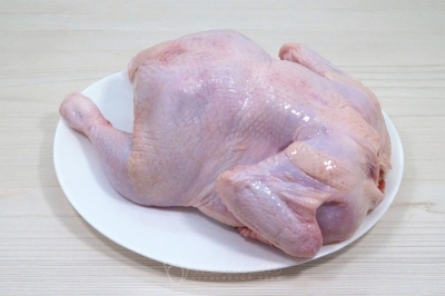 Чтобы приготовить пикантную курочку в духовке, нужно 1 курицу хорошо промыть и обсушить.