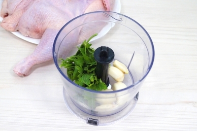 Для маринада в чаше блендера смешать 4-5 зубчика чеснока, 1 пучок петрушки.