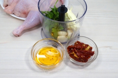 Добавить 30 грамм сливочного масла, 2 столовые ложки вяленых томатов и 30 миллилитров ароматного масла от вяленых томатов.