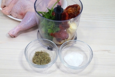 Добавить 1/4 чайной ложки прованских трав и 1 чайную ложку соли.