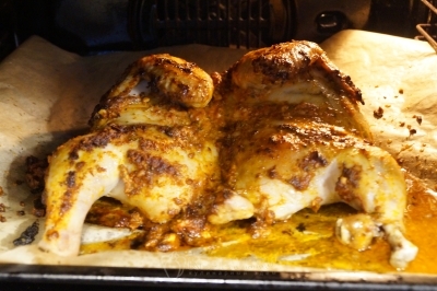 Запекать курицу в духовке при 180 градусах Цельсия 1 час.