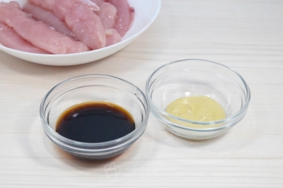 Чтобы приготовить праздничное куриное филе в соевом соусе с овощами в духовке, нужно 400 грамм куриного филе нарезать полосками.