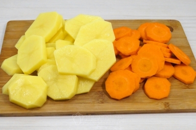 2-3 картофелины и 1 морковь нарезать кружочками.