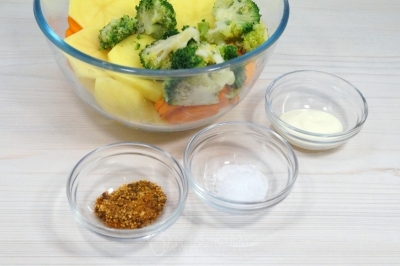 Добавить 1/2 чайной ложки соли, 1/2 чайной ложки спеси перцев и 1-2 столовых ложек майонеза.