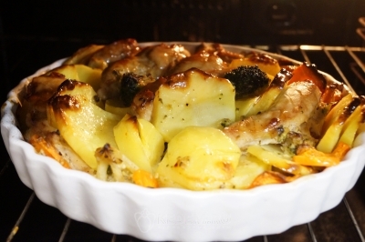 Запекать в духовке при 200 градусов Цельсия 40-45 минут.