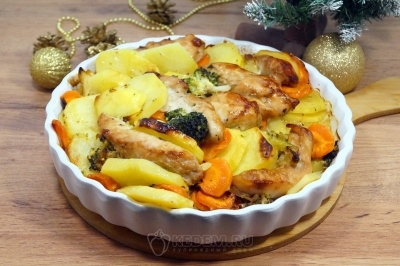 Праздничное куриное филе в соевом соусе с овощами в духовке готово. Можно подавать к праздничному столу.