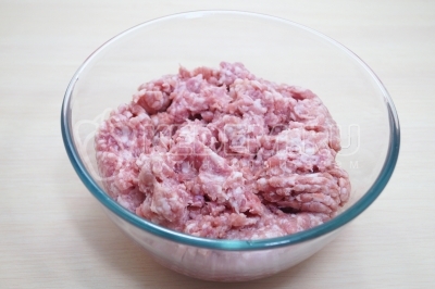 Чтобы приготовить праздничный мясной террин, нужно в миску выложить 600 грамм свиного фарша.