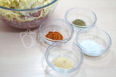 Добавить по половине чайной ложки сушеных прованских трав, сушеного чеснока и копченой паприки. Добавить 1 чайную ложку соли.