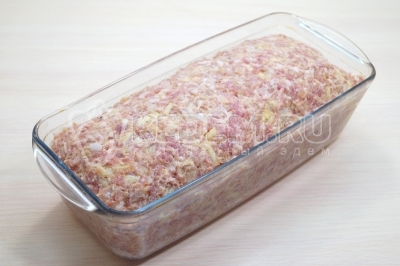 Выложить мясной фарш в форму. Хорошо утрамбовать.