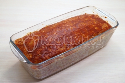 Смазать густой томатной пастой.
