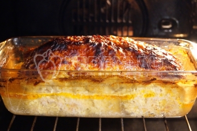 Выпекать в духовке при 170 градусов Цельсия 40-50 минут.