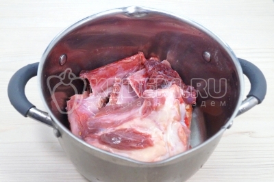 Сложить в кастрюлю и залить холодной водой. Варить до образования пены.