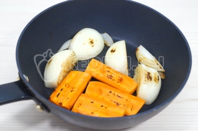 На сухой сковороде обжарить лук и морковь.