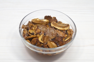 50 грамм сушеных белых грибов залить стаканом кипятка и оставить на 20 минут.