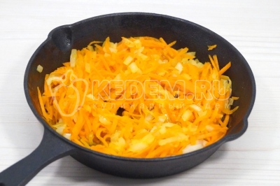 На сковороде обжарить, помешивая, лук и морковь 3-4 минуты.