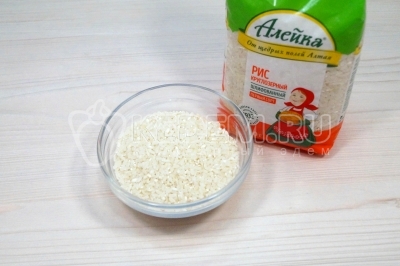 Чтобы приготовить рисовую каша со сгущенкой, нужно в небольшую миску отмерить 120 грамм круглозерного риса.