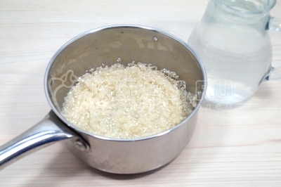 Рис промыть, выложить в сотейник. Добавить 400 миллилитров воды.