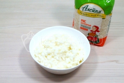 Разложить кашу по тарелкам.