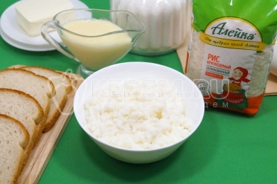 Рисовая каша со сгущенкой готова. Можно подавать к столу.