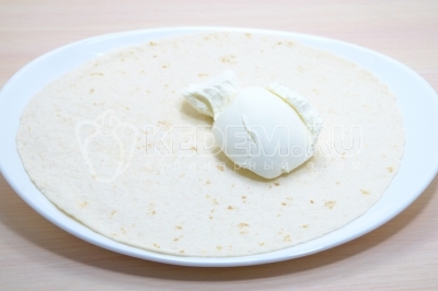 Выложить 2 столовые ложки плавленого сыра.