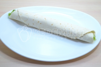 Свернуть лаваш рулетом и оставить на 10-15 минут.