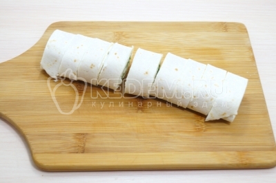 Разрезать лаваш на части.