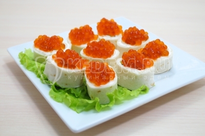 Сверху добавить красную икру.