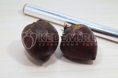 Чтобы приготовить салат из свёклы с изюмом 2 свеклы промыть и обсушить.