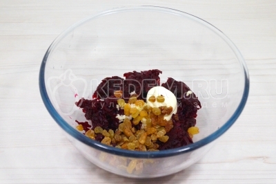 50 грамм светлого изюма промыть и обсушить.