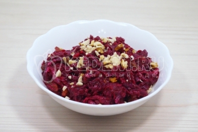 Перемешать и выложить в салатник. Добавить рубленых грецких орехов.