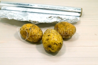 Чтобы приготовить салат с селедкой, запеченным картофелем и горошком, нужно картофель хорошо промыть, обсушить.