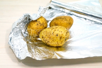 Завернуть картофель в фольгу.