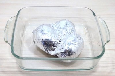 Готовить в духовке при 200 градусах Цельсия 20-25 минут. Вынуть картофель из духовки, остудить и очистить.