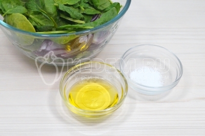 Заправить 2 столовыми ложками подсолнечного масла и посолить по вкусу.