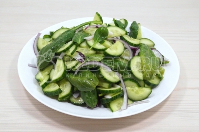 Выложить на блюдо и добавить 50 грамм обжаренного арахиса.