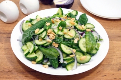 Салат Зеленый великан с огурцом и шпинатом готов. Можно подавать к столу.