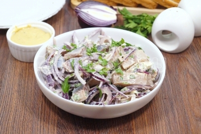 Селедка в горчичном маринаде готова. Можно подавать к столу.