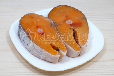 Чтобы приготовить семгу, запеченную в фольге в духовке, нужно стейки семги очистить, промыть и обсушить.