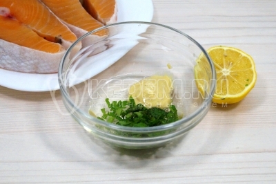 В миске смешать 2 столовые ложки подсолнечного масла, 1/4 чайной ложки дижонской горчицы, 2 веточки мелко нашинкованной зелени петрушки и 1 чайную ложку сока лимона. Хорошо перемешать.