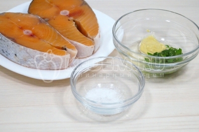 Стейки семги посолить и замариновать маслом с горчицей и зеленью.