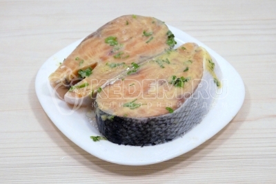 Выложить на тарелку. Накрыть пищевой пленкой и оставить на 15 минут.