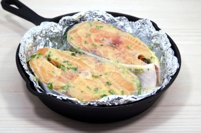 Форму для запекания застелить фольгой и выложить рыбу.