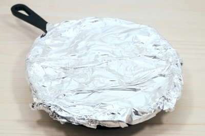Накрыть вторым кусочком фольги сверху.