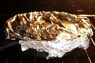 Запекать в разогретой до 180 градусов Цельсия духовке 20-25 минут.