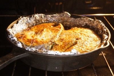 Вынуть из духовки и убрать крышку из фольги. Вернуть в духовку и запекать еще 3-4 минуты.