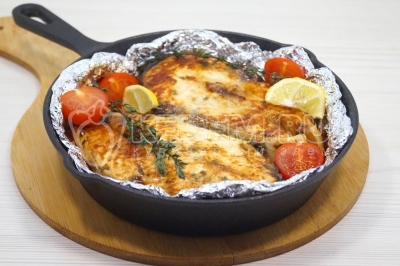 Вынуть из духовки. Украсить зеленью, дольками лимона и помидорами черри по желанию.