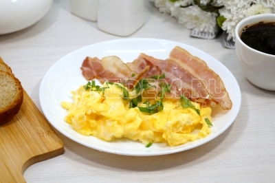 Скрэмбл с беконом готов. Можно подавать к столу.